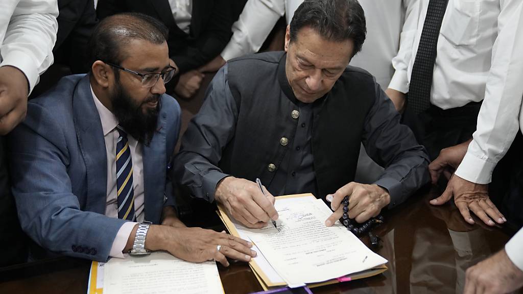 Pakistans Ex-Premier Imran Khan (r) sieht sich mit mehr als 100 Gerichtsverfahren konfrontiert. Foto: K.M. Chaudary/AP/dpa