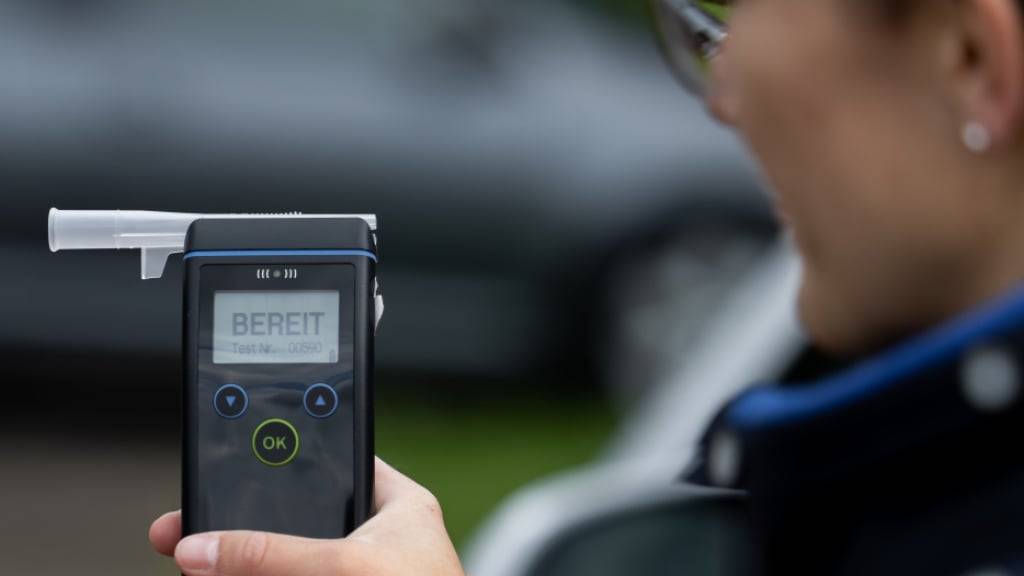 Die Atemalkoholprobe ergab beim E-Roller-Fahrer einen Wert von 2,78 Promille. (Symbolbild)