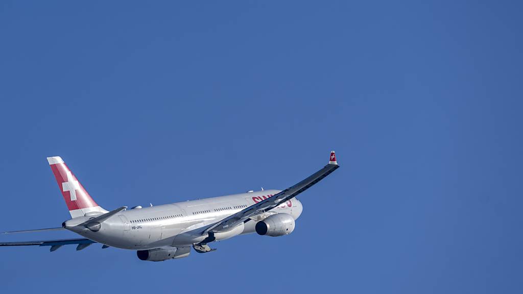 Beinahe wieder das Vor-Corona-Niveau erreicht hat der Flughafen Zürich im Passagieraufkommen. (Archiv)