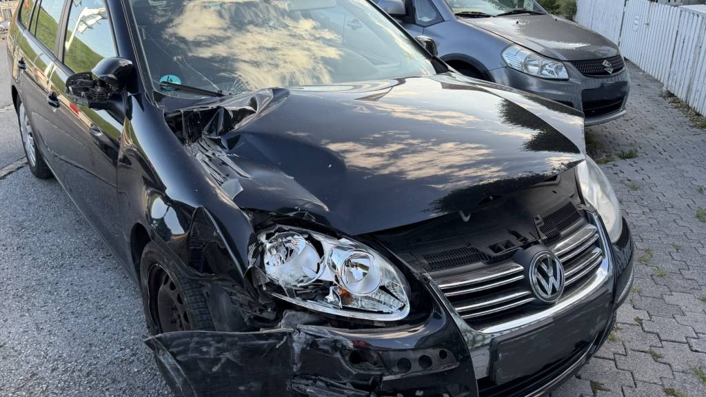 In Meistersrüte AI verunfallte ein VW-Golf beim Umfahren von stehenden Autos. Es entstand Sachschaden.