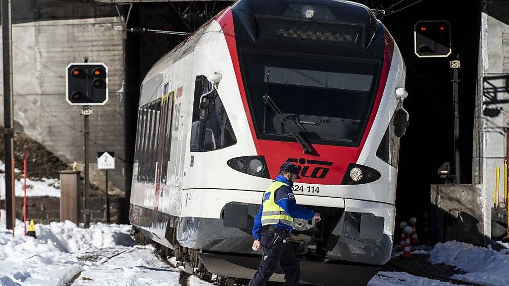 Der Unglückszug bei der Unfallstelle auf der Gotthard-Bergstrecke bei Airolo TI. Dort waren am vergangenen Dienstagmorgen zwei Bahnarbeiter vom Zug erfasst worden: Einer starb, der andere wurde schwer verletzt. Jetzt ermittelt die Staatsanwaltschaft. (Archivbild)