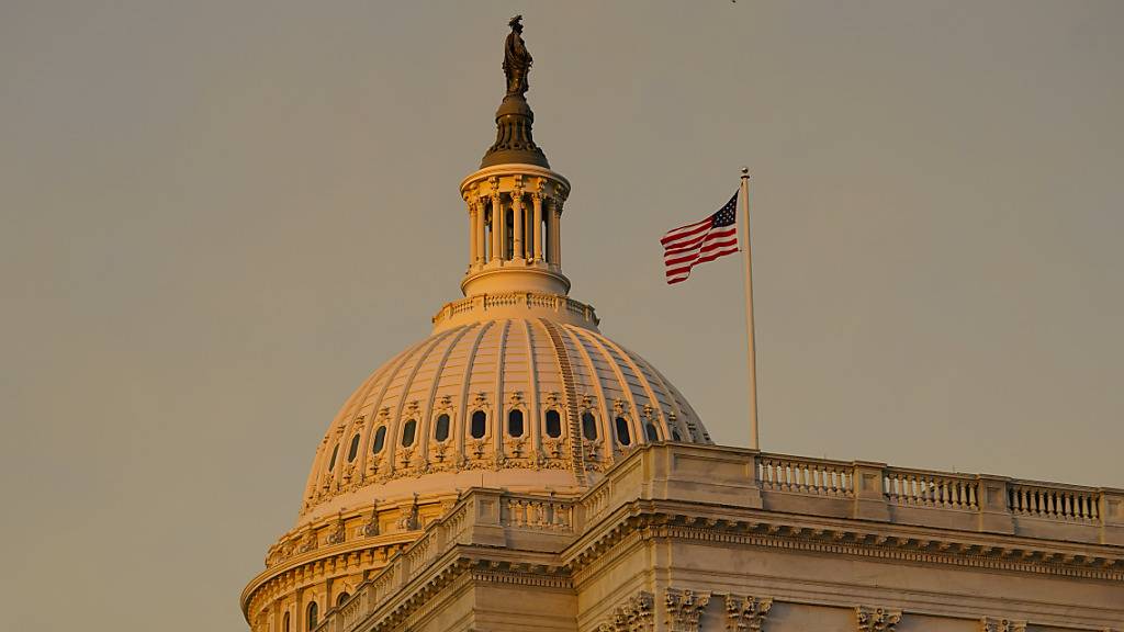 Die amerikanische Flagge weht auf der Seite des Repräsentantenhauses des US-Kapitols.