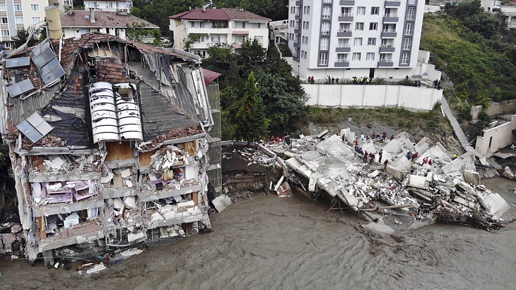 Ein Luftbild zeigt zerstörte Gebäude nach Überschwemmungen und Schlammlawinen in Bozkurt.