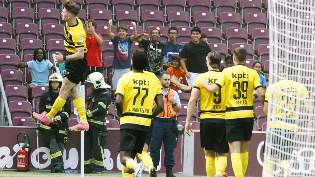 Lukasz Lakomy hebt nach seinem Premierentreffer für die Young Boys ab