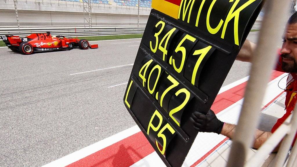 Das Schild liefert den Beweis: Mick Schumacher hat die Formel 1 erreicht - wenn auch erst zu Testzwecken