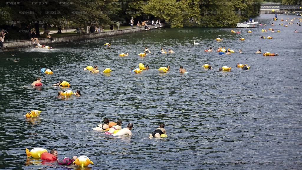 Zwei Kilometer mit oder ohne Schwimmhilfe: das traditionelle Limmatschwimmen in Zürich. (Archivbild)