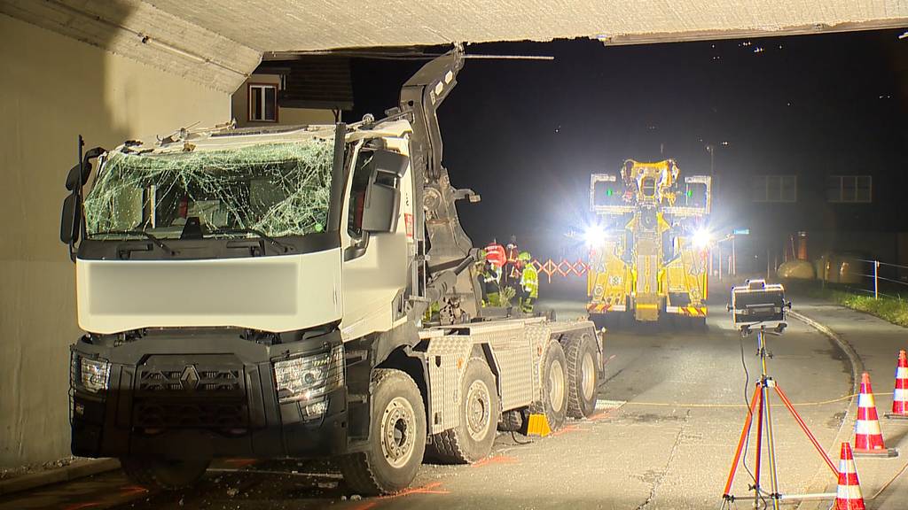 Lastwagen mit Hakengerät bleibt in Flums (SG) in Unterführung stecken: Chauffeur verletzt