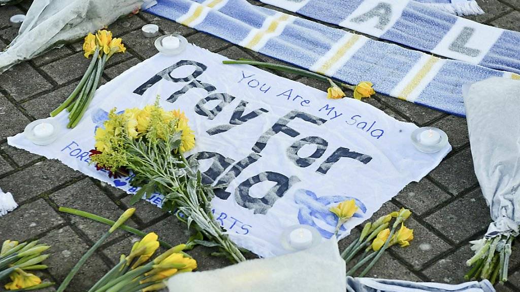 Gedenkstätte mit Blumen ausserhalb des Cardiff City Football Club. Der verschollene Fussballer Emiliano Sala sollte für den britischen Club spielen. Die Kritik am Abbruch der Suchaktion ist laut. Der Pilot hätte die vom Radar verschwundene Maschine offenbar gar nicht fliegen dürfen.