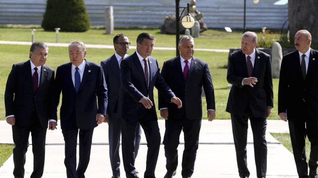 Ungarns Ministerpräsident Viktor Orban (3. von rechts) hat an einem Treffen der Präsidenten Zentralasiens einen Beobachterstatus.