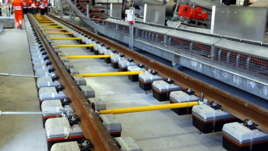 Die SBB müssen im Gotthard-Basistunnel wegen der starken Belastung sämtliche 228 Kilometer Schienen früher ersetzen als ursprünglich erwartet. (Archivbild)