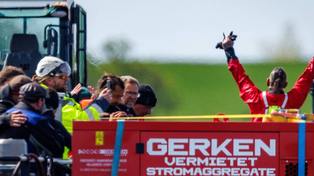 Schlepper nimmt Barge mit Wal auf den Haken