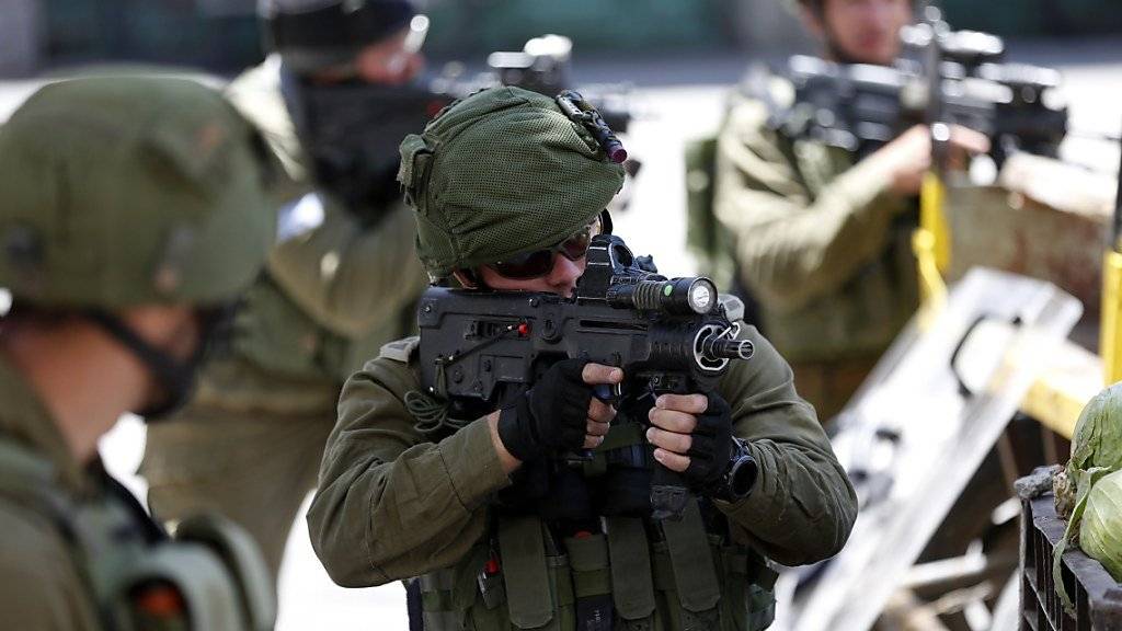 Israelische Soldaten haben bei einer versuchten Festnahme einen Palästinenser erschossen. (Archiv)