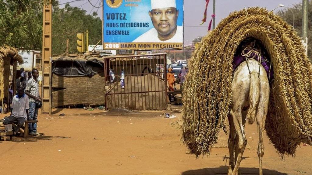 Wahlplakat mit Hama Amadou vor der ersten Wahlrunde vom 21. Februar.