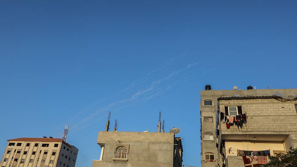 Rauch von Hamas-Raketen am Himmel - sie wurden aus dem Gazastreifen aus auf Israel abgefeuert. Foto: Abed Rahim Khatib/dpa