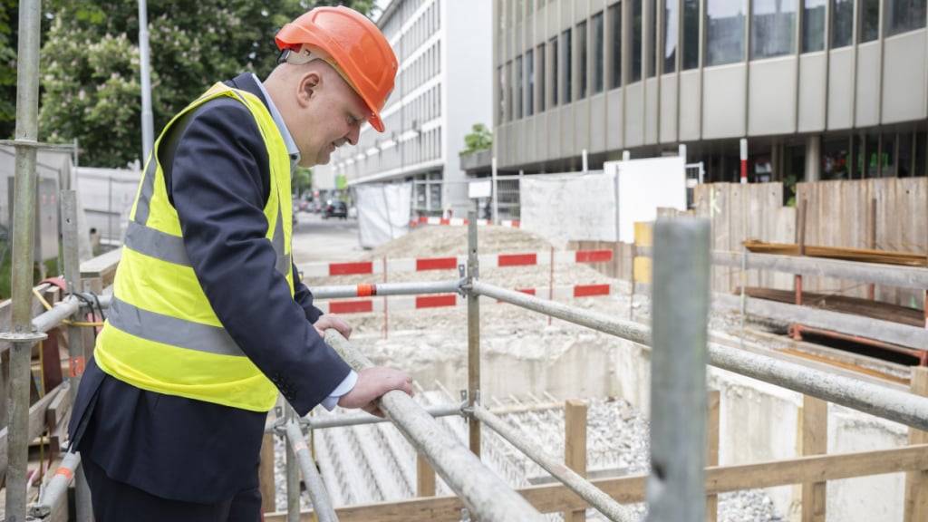 Der Zürcher Stadtrat Michael Baumer (FDP) am Donnerstag auf einer Baustelle des Fernwärmenetzes.