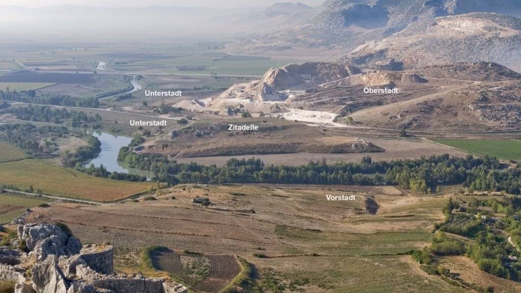 Blick von Norden auf die Ruinenstätte des Sirkeli Höyuk mit Zitadelle sowie Unter-, Ober- und Vorstadt.