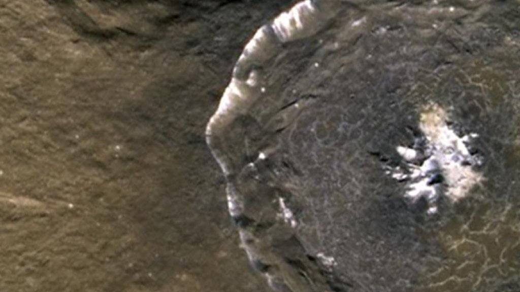 Aufnahme eines Kraters auf dem Planeten Merkur. Dieser ist der kleinste Planet unseres Sonnensystems und noch weitgehend unerforscht. (Archivbild)