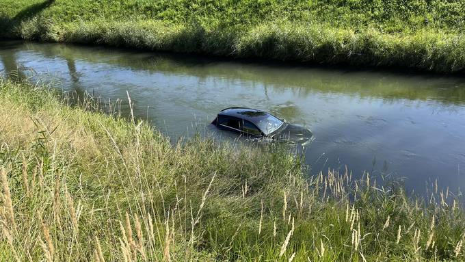 Senior versenkt Auto im Kanal – Totalschaden