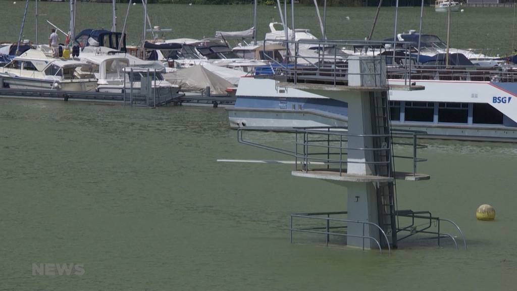 Gelassene Stimmung trotz Hochwasser: Pegel geht in Biel langsam zurück, Schwemmholz bleibt