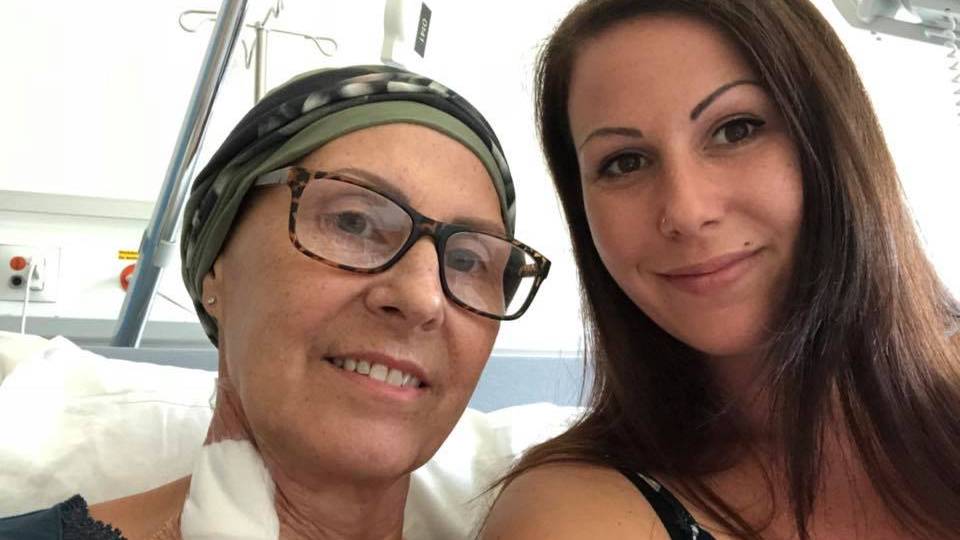 Das Selfie zeigt Sabrina mit ihrer kranken Mutter im Spital