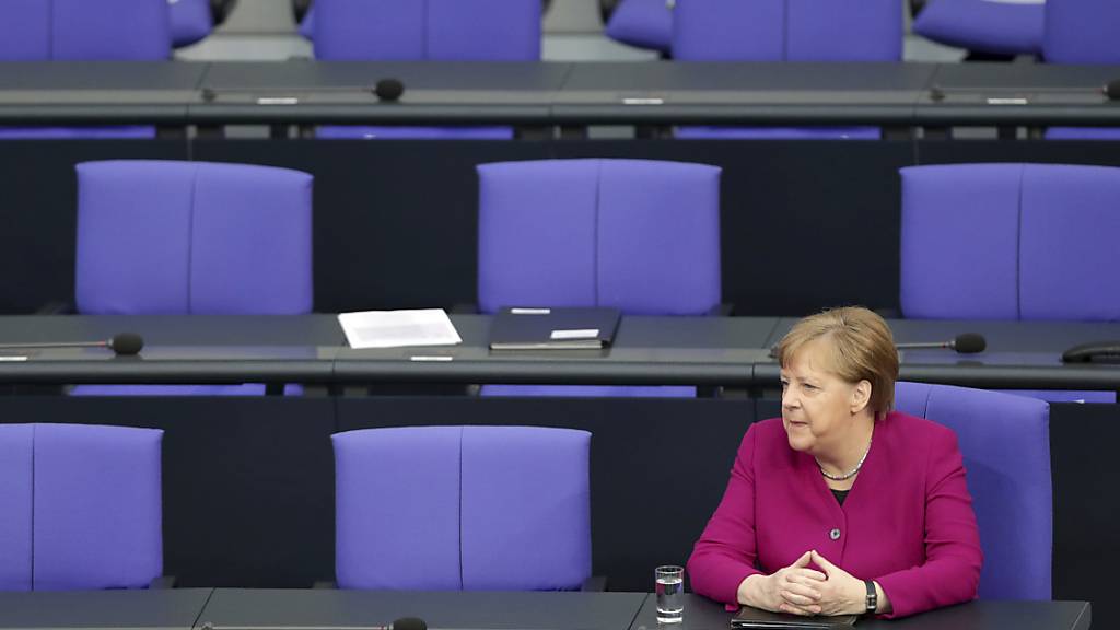 Die deutsche Bundeskanzlerin Angela Merkel hat in einer Regierungserklärung die Bürger in der Corona-Krise auf noch lange anhaltende Beschränkungen eingestellt.