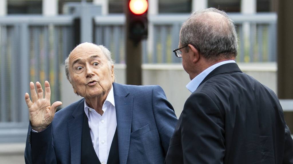 Ex-Fifa-Präsident Sepp Blatter musste am Dienstag vor der Bundesanwaltschaft in Bern zu einer Anhörung erscheinen. Es geht dabei um ein Strafverfahren im Zusammenhang mit einer umstrittenen Zahlung im Jahr 2011 von zwei Millionen Franken an den damaligen Uefa-Präsidenten Michel Platini.