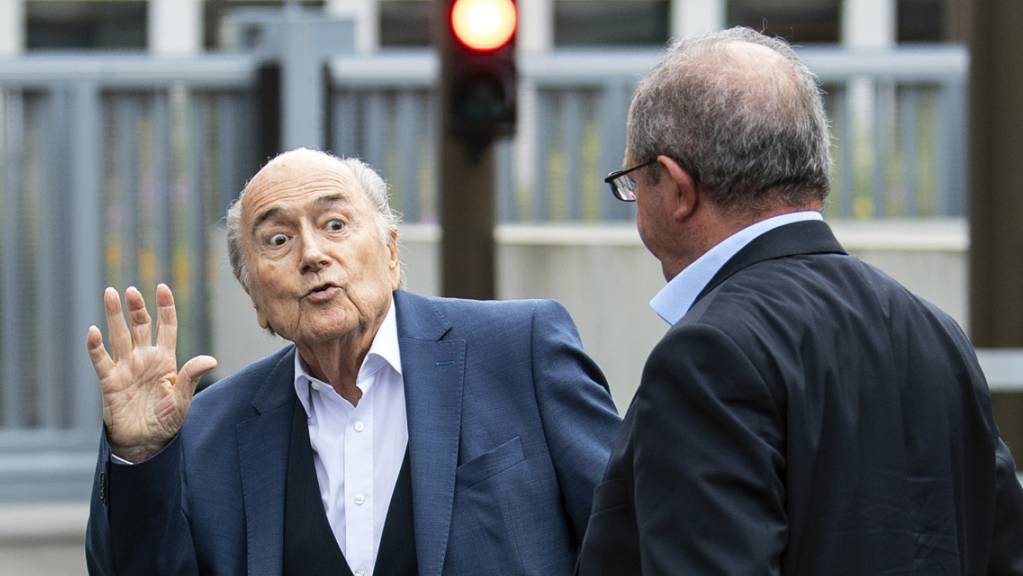Ex-Fifa-Präsident Sepp Blatter musste am Dienstag vor der Bundesanwaltschaft in Bern zu einer Anhörung erscheinen. Es geht dabei um ein Strafverfahren im Zusammenhang mit einer umstrittenen Zahlung im Jahr 2011 von zwei Millionen Franken an den damaligen Uefa-Präsidenten Michel Platini.