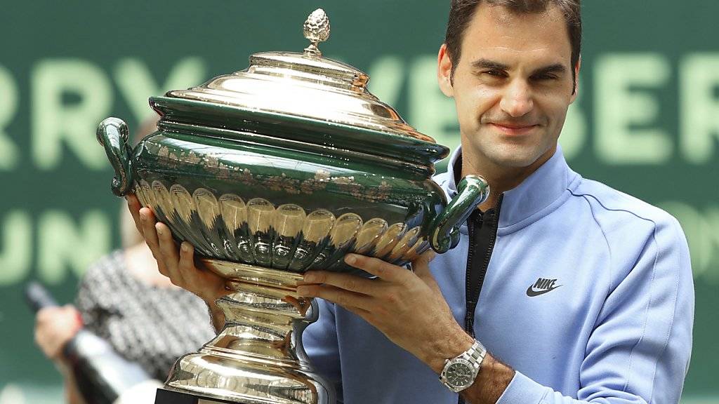 Roger Federer mit dem Pokal von Halle, den er zum neunten Mal entgegen nehmen durfte. Sein klarer Finalsieg überraschte sogar ihn selbst
