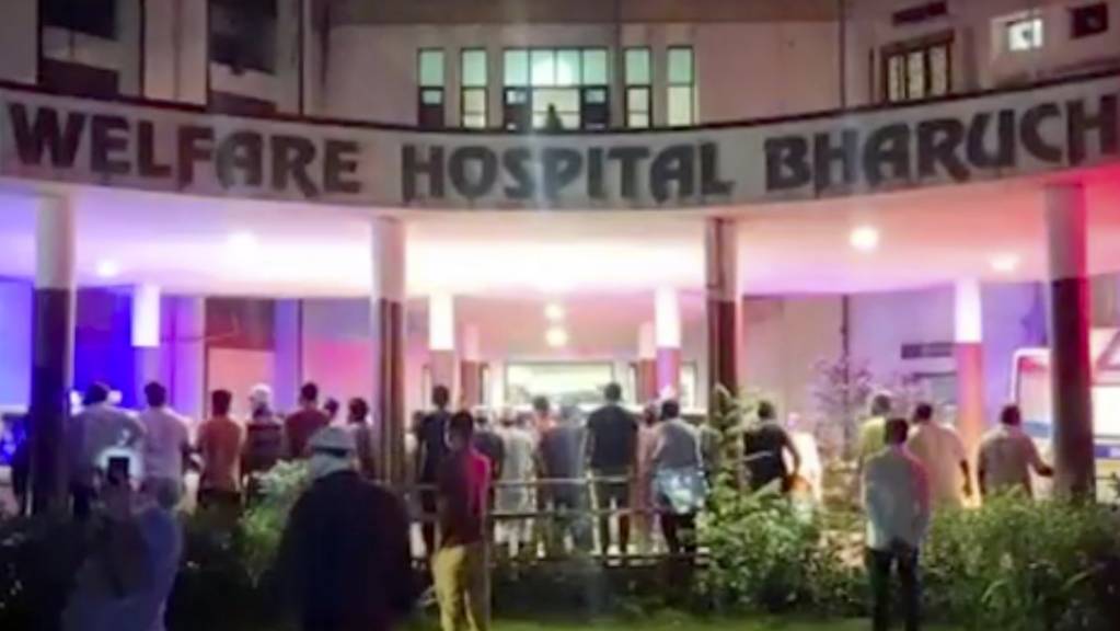 Bei einem Brand in einem Krankenhaus im indischen Bharuch sind mindestens 18 mit dem Coronavirus infizierte Patienten ums Leben gekommen. Weitere 50 Menschen seien am frühen Samstagmorgen von Einheimischen und Feuerwehrleuten aus dem vierstöckigen Welfare Hospital gerettet worden, berichtete die Zeitung «Times of India» unter Berufung auf die Polizei.