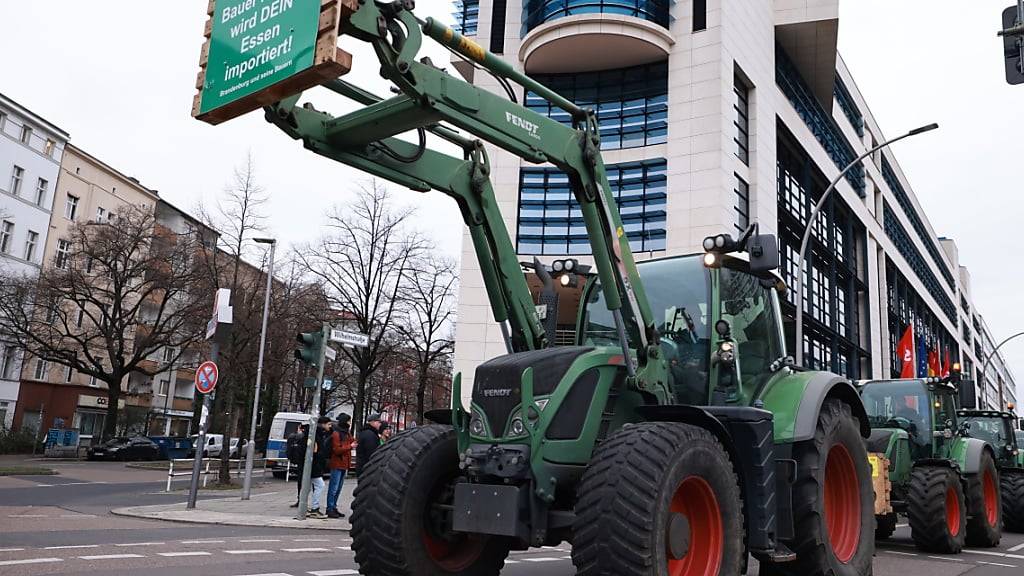 Die Bäuerinnen und Bauern protestieren vor den Zentralen der Regierungsparteien in Berlin gegen die geplanten Kürzungen beim Agrardiesel.