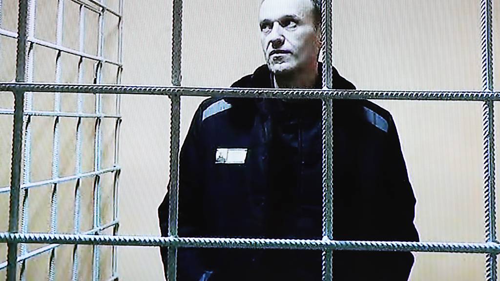 ARCHIV - Der russische Oppositionspolitiker Alexej Nawalny wurde während der Gerichtsverhandlung per Video aus einem Gefängnis zugeschaltet. (Archivbild) Foto: Evgeny Feldman/Meduza/AP/dpa