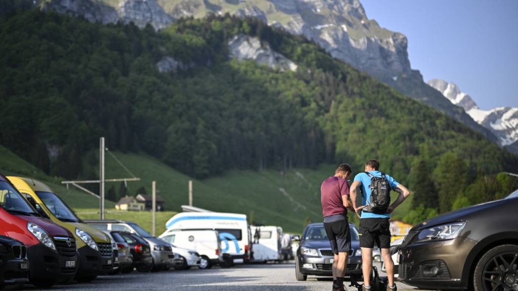 An schönen Tagen ist der Parkplatz in Wasserauen bis auf den letzten Platz besetzt. Wer sein Auto hier abstellen möchte, muss mittlerweile tiefer in die Tasche greifen. (Archivbild)