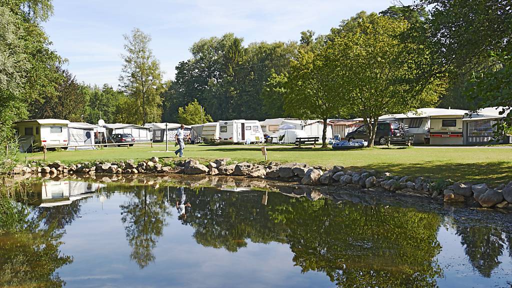 Ist seit 6. Oktober definitiv geschlossen und wird nun renaturiert: Der TCS-Campingplatz Gampelen auf einer Aufnahme von 2017. (Archivbild)