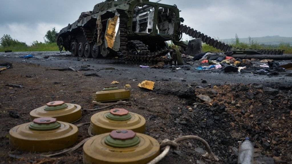 Landminen neben einem zerstörten Panzer der pro-russischen Rebellen nach einem Angriff durch die ukrainische Armee bei Slaviansk. (Archivbild)
