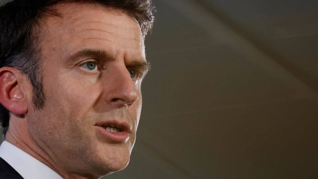 ARCHIV - Der französische Präsident Emmanuel Macron spricht während einer Pressekonferenz anlässlich eines EU-Gipfels. Foto: Omar Havana/AP/dpa