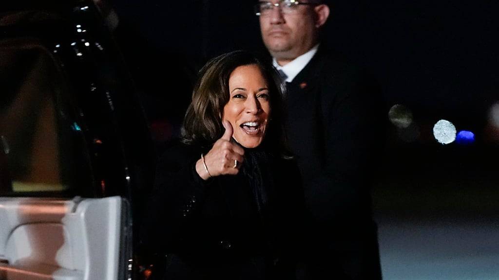 Die demokratische Präsidentschaftskandidatin und US-Vizepräsidentin Kamala Harris gibt nach ihrem Auftritt in der NBC-Sendung «Saturday Night Live» einen Daumen hoch. Foto: Jacquelyn Martin/AP