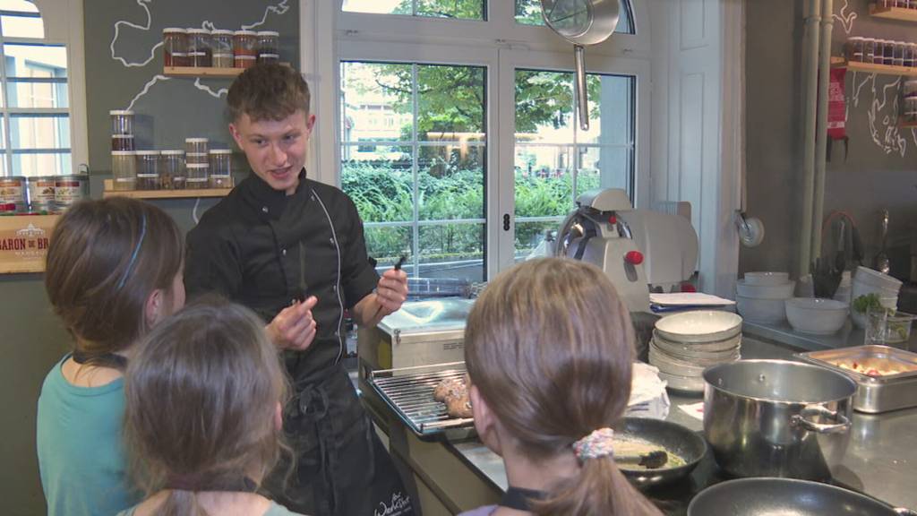 Kinder kochen in Luzern für ihre Eltern