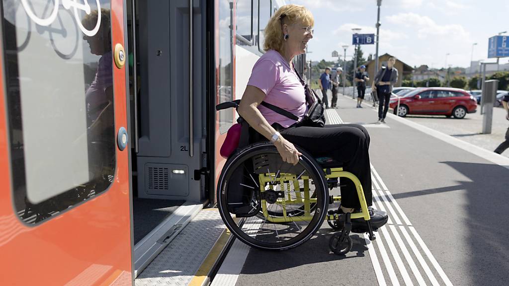 Am Bahnhof Herzogenbuchsee soll, wie hier in Döttingen AG, für Rollstuhlfahrerinnen und Rollstuhlfahrer mit der Erhöhung der Perrons das Aus- und Einsteigen in den Zug zugänglicher gemacht werden. (Symbolbild)