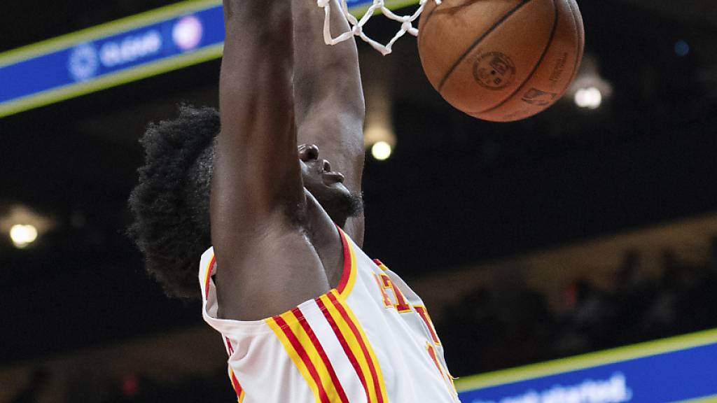 Clint Capela streckte sich gegen die Lakers vergeblich