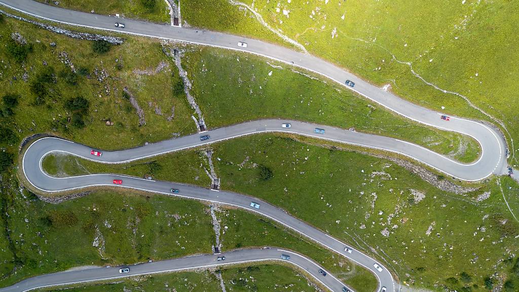 Die Klausenpassstrasse mit ihren teils engen Kurven verbindet im Sommer die Kantone Uri und Glarus. (Archivaufnahme)