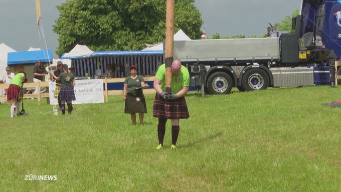Starke Männer in Röcken: Highland Games am Bachtel