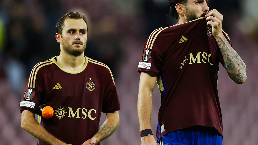 Timothé Cognat und Yoan Severin sind nach der Niederlage gegen Slavia Prag konsterniert