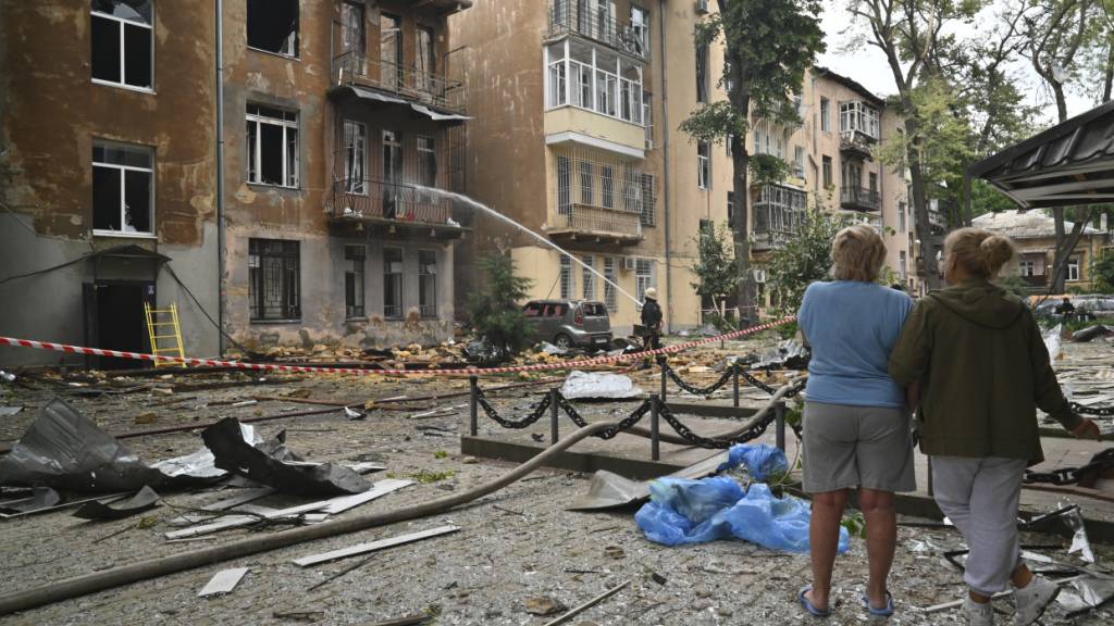 ARCHIV - Ein Feuerwehrmann löscht in Odessa ein Feuer nach einem massiven russischen Luftangriff. Foto: Michael Shtekel/AP/dpa/Archivbild