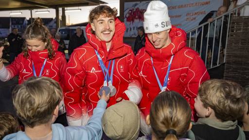 Freestyle-Ski-Asse werden in Mettmenstetten ZH gefeiert