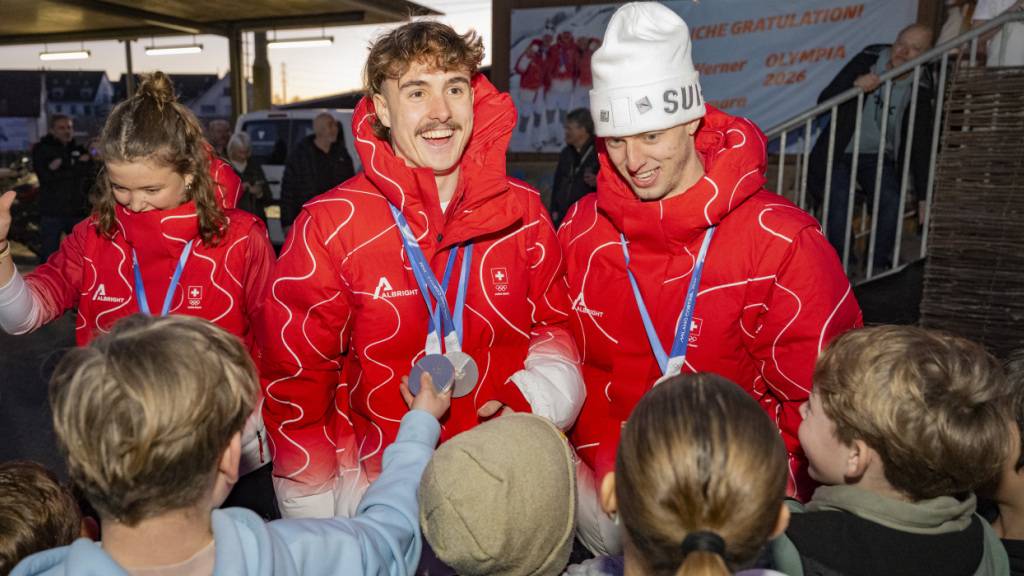 Einmal eine Olympia-Medaille anfassen: Dieser grosse Traum ging für kleine Fans der Schweizer Freestyle-Ski-Asse Lina Kozomara (links), Noé Roth (Mitte) und Pirmin Werner bei deren Empfang in Mettmenstetten ZH in Erfüllung.