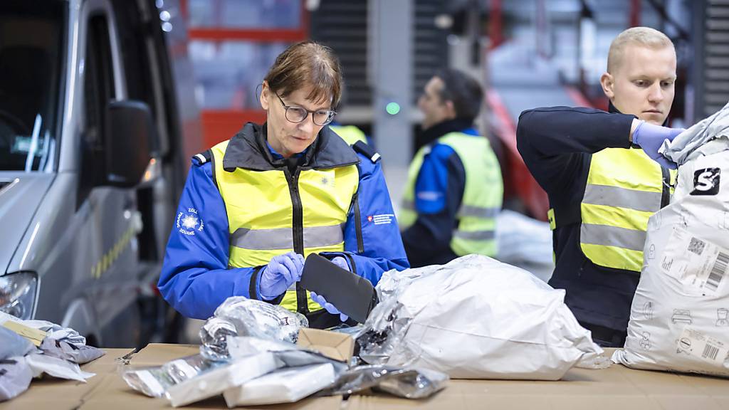 Bei einer Kontrolle von Paketen aus dem Ausland haben Mitarbeitende des Bundesamtes für Zoll und Grenzsicherheit (BAZG) zahlreiche illegale Medikamente und weitere verbotene Gegenstände entdeckt.