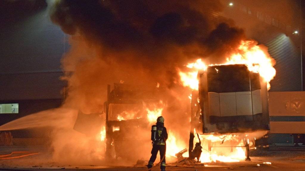 Lastwagen mit Kühlabteil in Brand geraten: Die Feuerwehr in Emmen LU Mitte September im Einsatz auf einem Firmengelände.