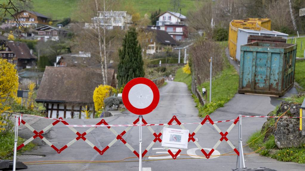 Eine Strassensperrung am Hang des Windlochboden/Roseweid an der Rigi oberhalb der Tannenbergstrasse in der Gemeinde Weggis LU, wo sich Ende März Rutschungen erreigneten. (Archivaufnahme)