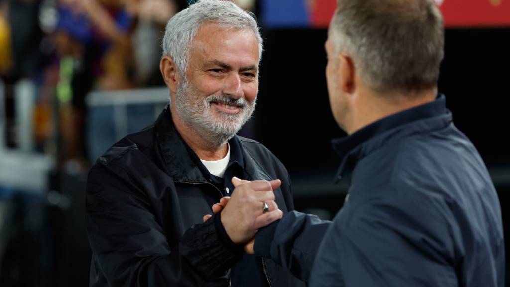 José Mourinho und Hansi Flick begrüssen sich vor dem Clasico