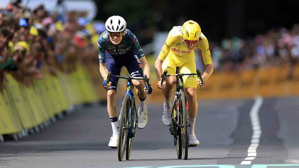 Jonas Vingegaard und Tadej Pogacar in Gelb setzen am Ende einer Bergetappe, bei der sie den Rekord brachen, noch zum Sprint an